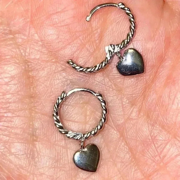 Cute 🥰 sterling silver Hearts ❤️ earrings, perfect as a present 💝 - Picture 2 of 4